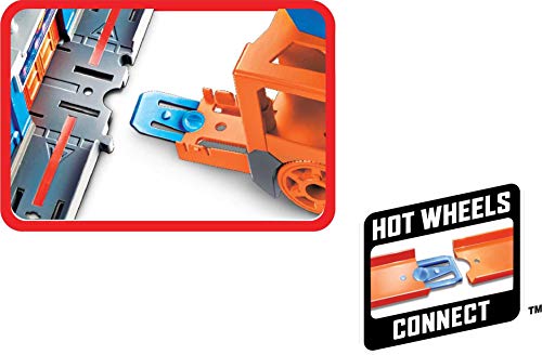 Hot Wheels Toy Car Shark Chomp Transporter and 1:64 Scale Car, Connects to Hot Wheels Track and Stores 5 Scale Vehicles