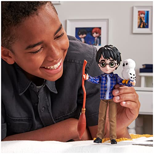 Wizarding World Harry Potter, 8-inch Harry Potter Doll Gift Set with Invisibility Cloak and 5 Doll Accessories, Kids Toys for Ages 6 and up