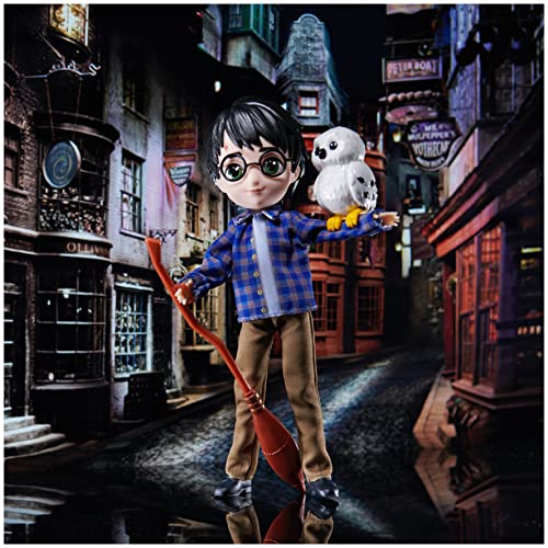 Wizarding World Harry Potter, 8-inch Harry Potter Doll Gift Set with Invisibility Cloak and 5 Doll Accessories, Kids Toys for Ages 6 and up